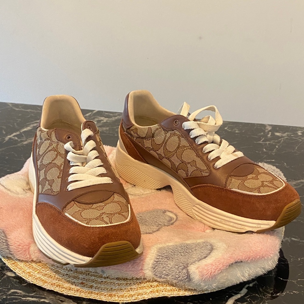 Stylish Brown Patterned Sneakers - image 1